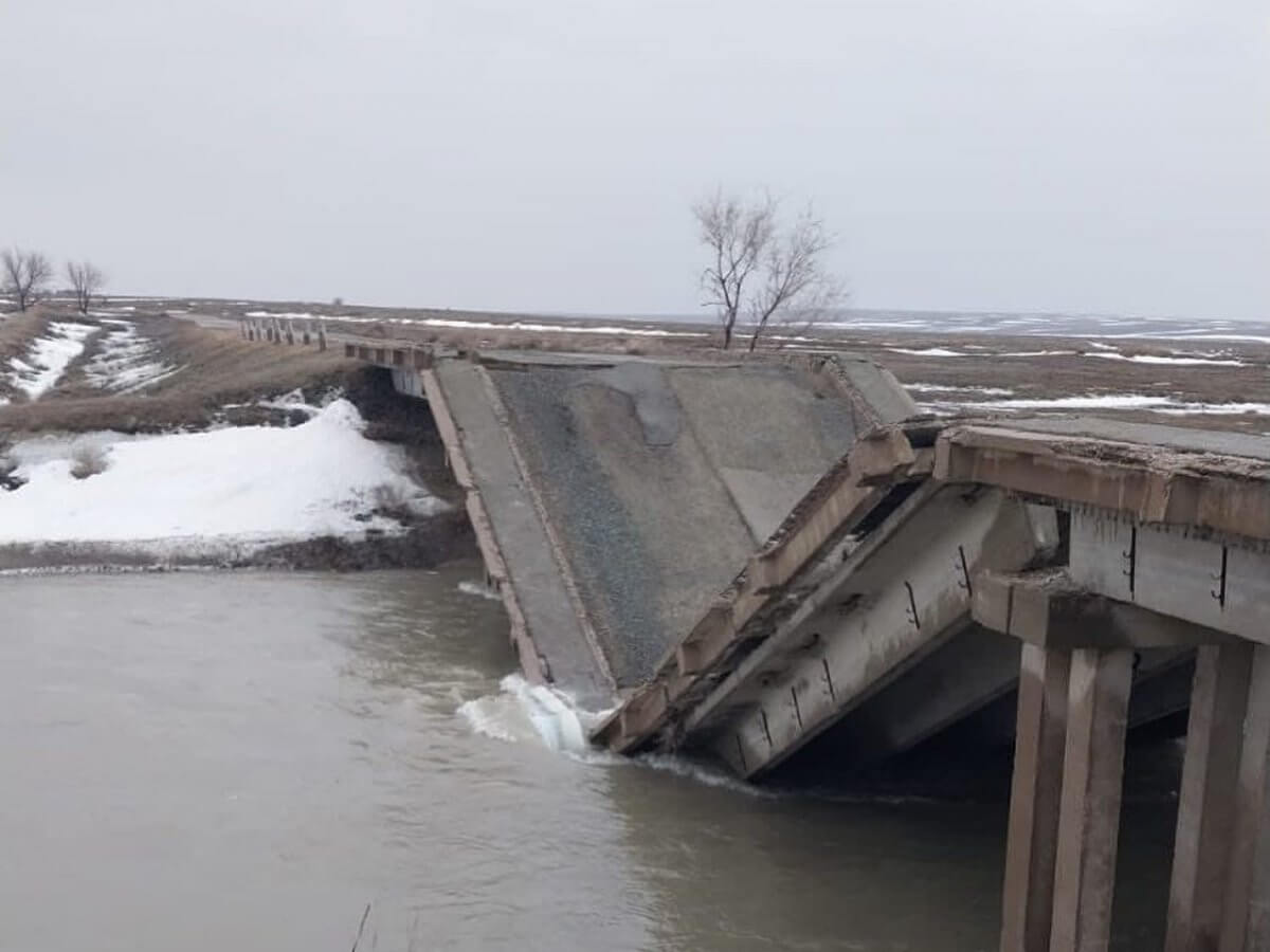 Мост обрушился в Актюбинской области