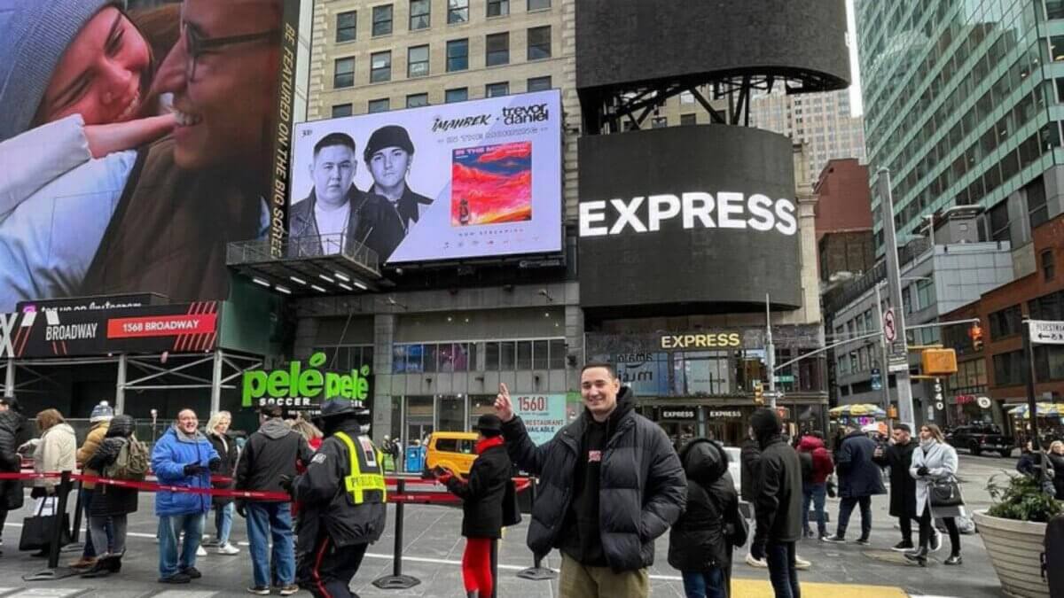 Imanbek-тің фотосы Нью-Йорктегі Times Square экранына шықты