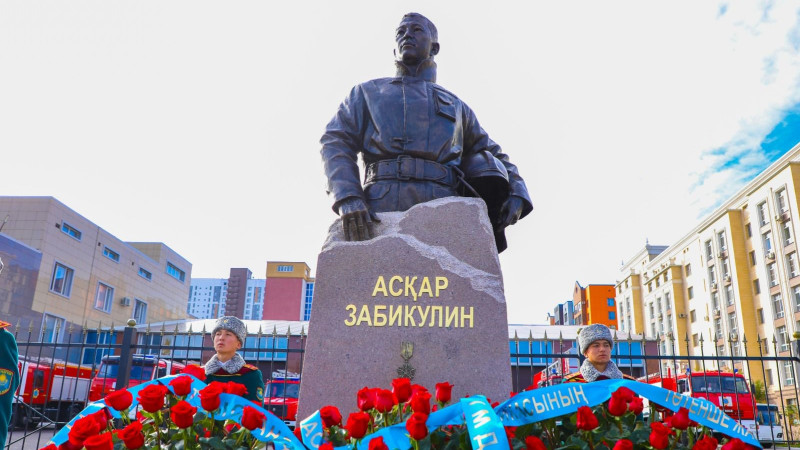 Памятник пожарному Аскару Забикулину открыли в Астане