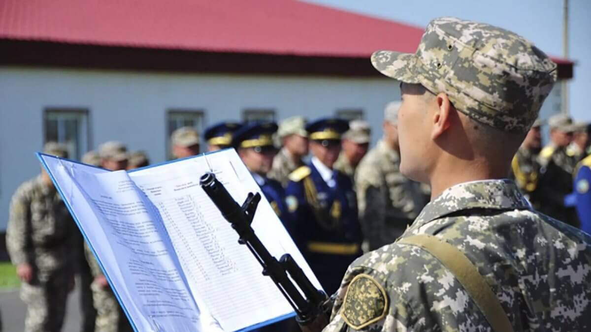 Бес мыңнан аса сарбаздың 1,4 млрд теңге қарызы бар