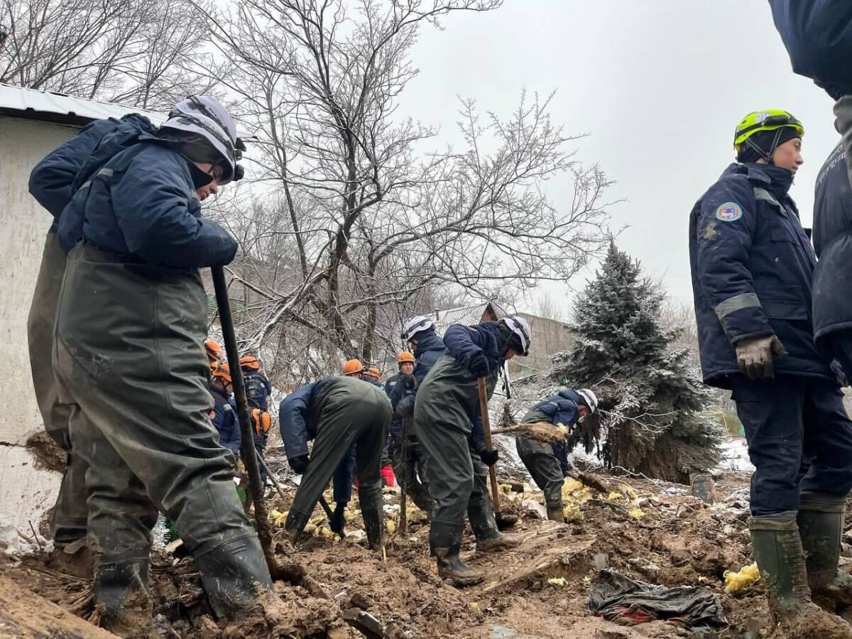 Сход оползня в Алматы: спасатели нашли тело подростка