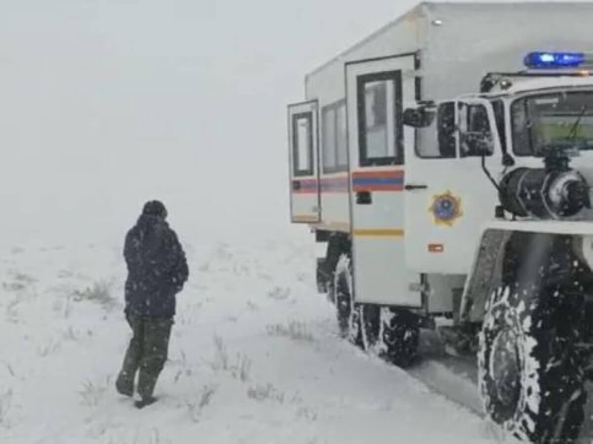 Почти полсотни человек попали в снежный плен в Актюбинской области