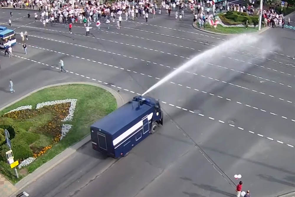 Против митингующих в Белоруси применили водомёт