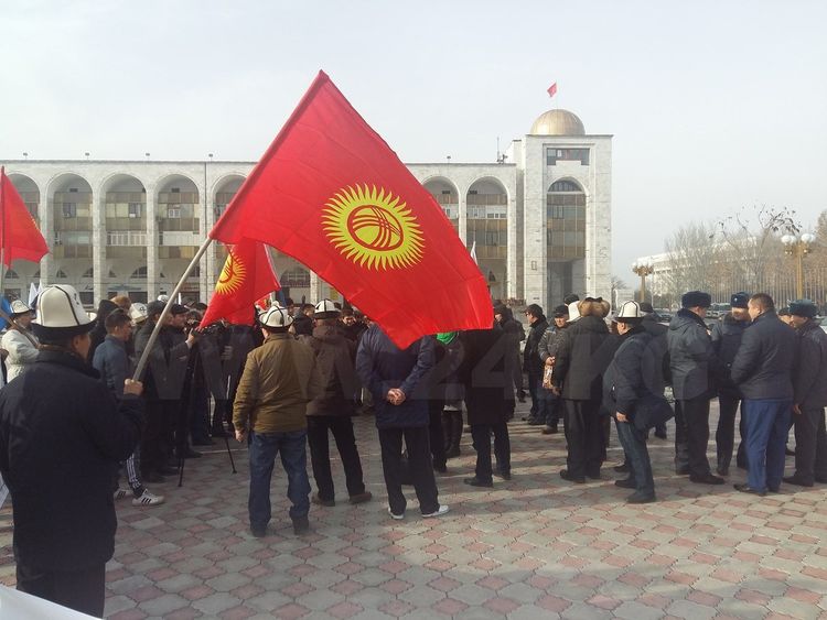 В Бишкеке ввели режим чрезвычайного положения