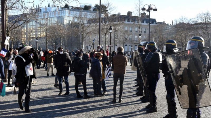 Полиция Парижа взяла под стражу 81 участника акции против антиковидных мер