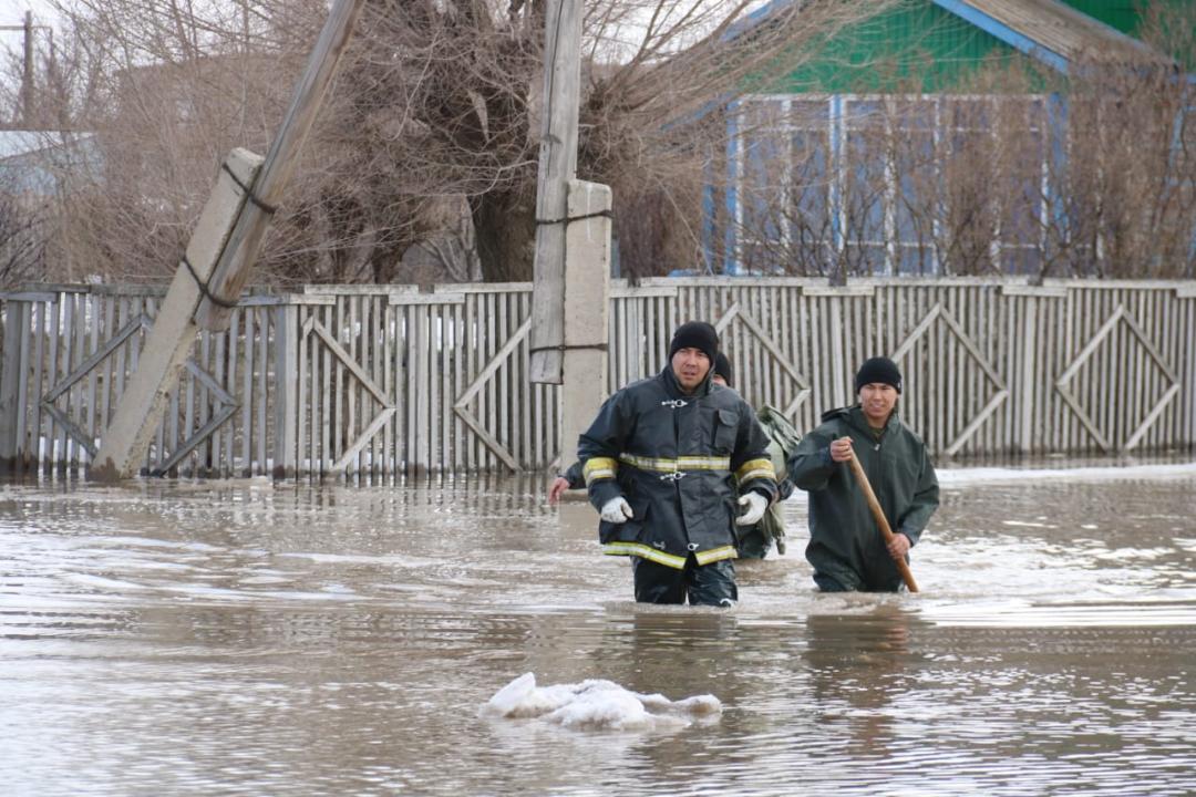 Более 150 домов и 21 двор затопило за сутки на западе Казахстана