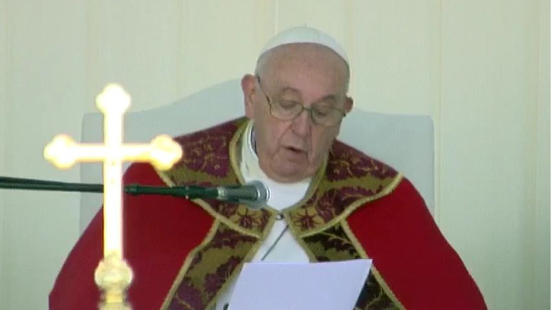 Папа Римский обратился к паломникам во время мессы в Нур-Султане