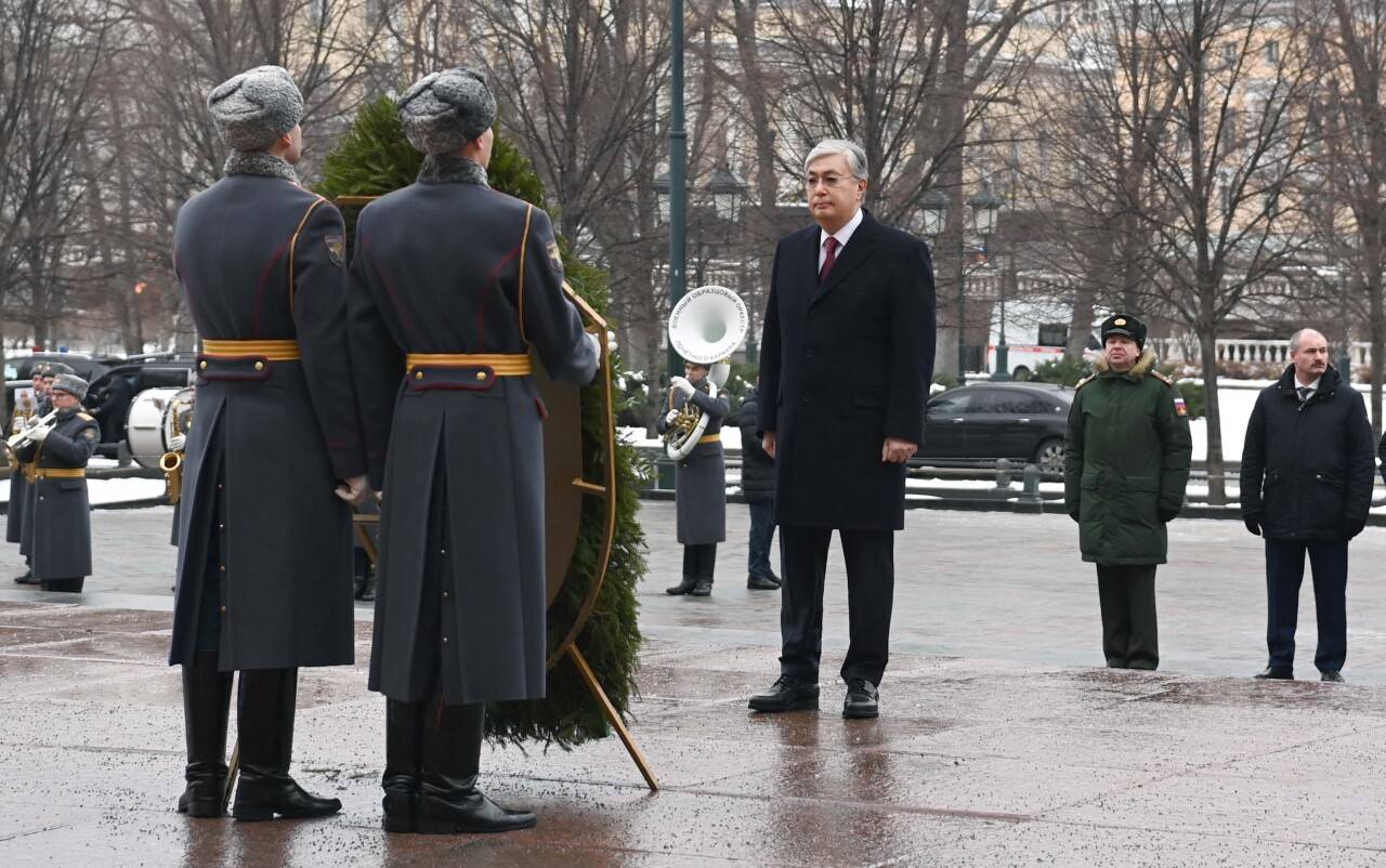 Токаев возложил цветы к мемориалу 