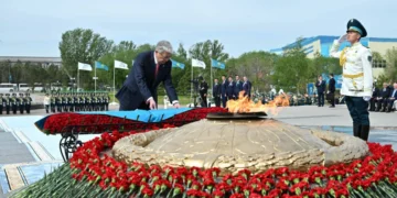 Қасым-Жомарт Тоқаев «Отан Ана» монументіне гүл шоғын қойды