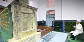 Тоқаев пен Бердімұхамедов Қожа Ахмет Ясауи кесенесіне зиярат етті
