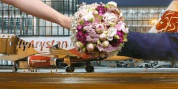 FlyArystan не позволила пассажирке взять букет на борт