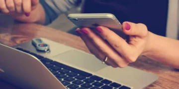 Казахстанцам продлили срок верификации смартфонов