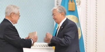 Тоқаев ағаш тақтайды бір соққымен ортасынан қақ бөлді
