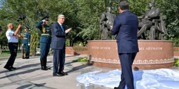 Токаев и Жапаров открыли памятник “Золотой мост дружбы”