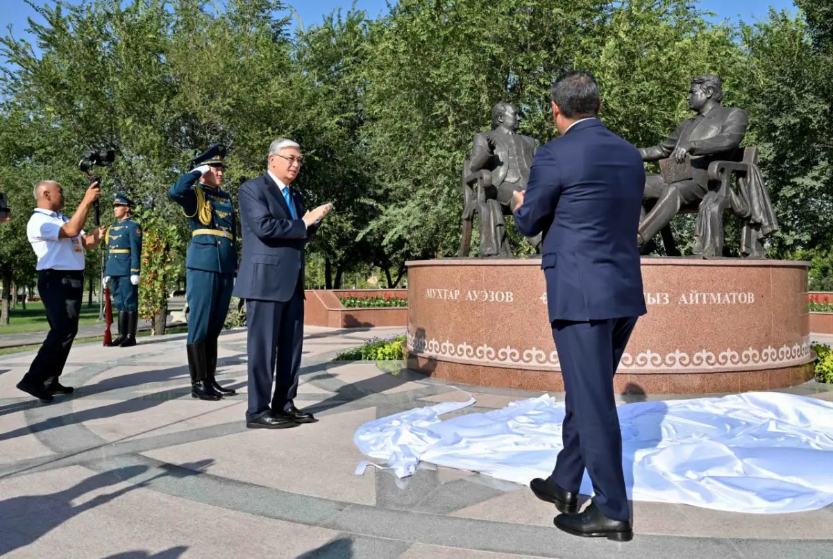 Токаев и Жапаров открыли памятник “Золотой мост дружбы”