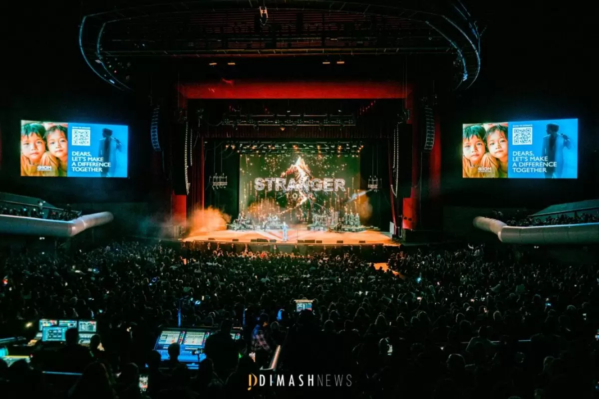 Димаш Кудайберген представил младшего брата фанатам во время концерта в Мексике