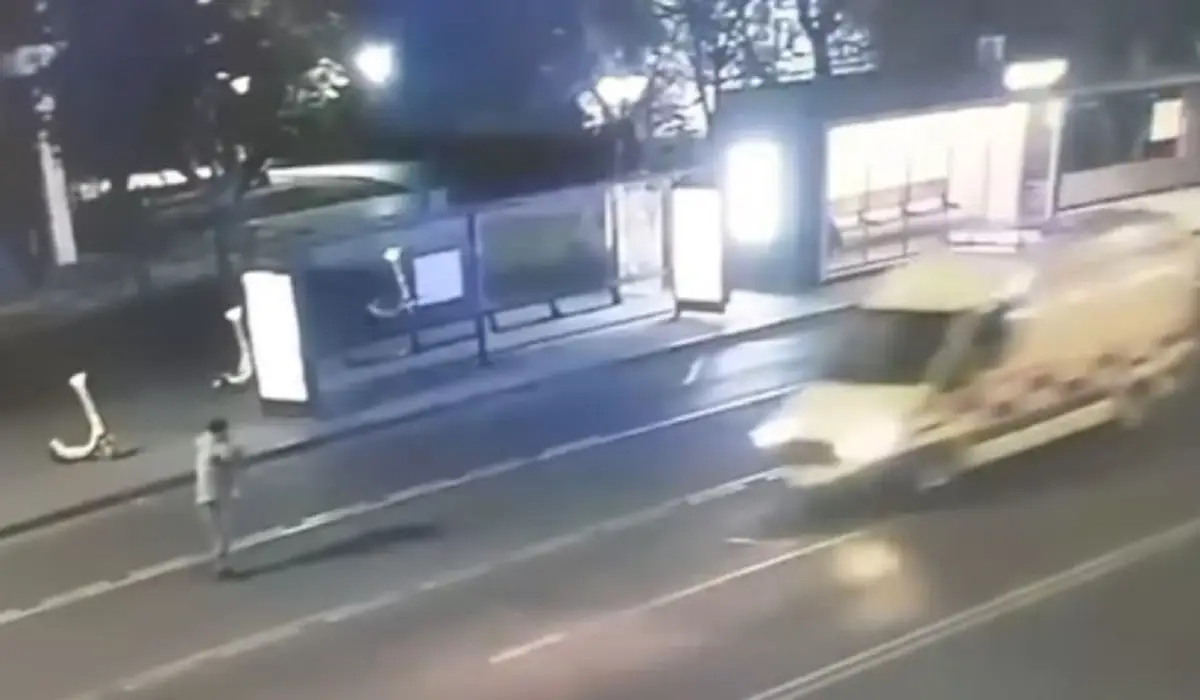 Астанада араққа тойып алған ер адам жедел жәрдем көлігінің терезесін сындырып тастады