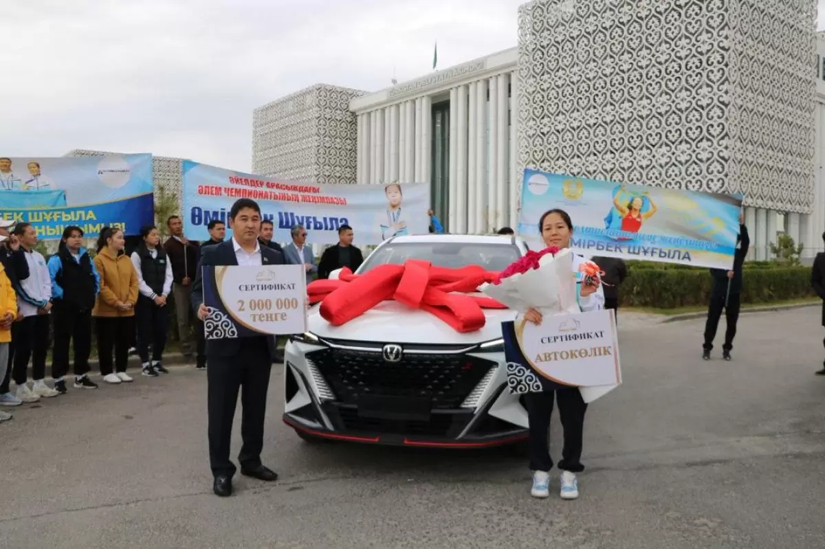 Чемпионке мира Шугыле Умирбек подарили авто в Туркестанской области