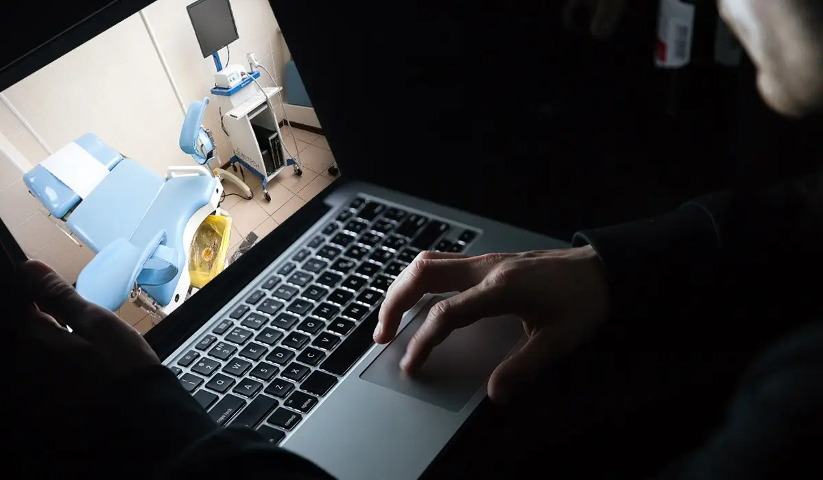 Хакерлер гинокологиялық кабинеттердің камерасын бұзып, интимді жазбаларын сатқан