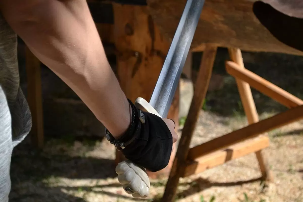 Женщина по неосторожности убила мужчину казачьей шашкой в Актобе