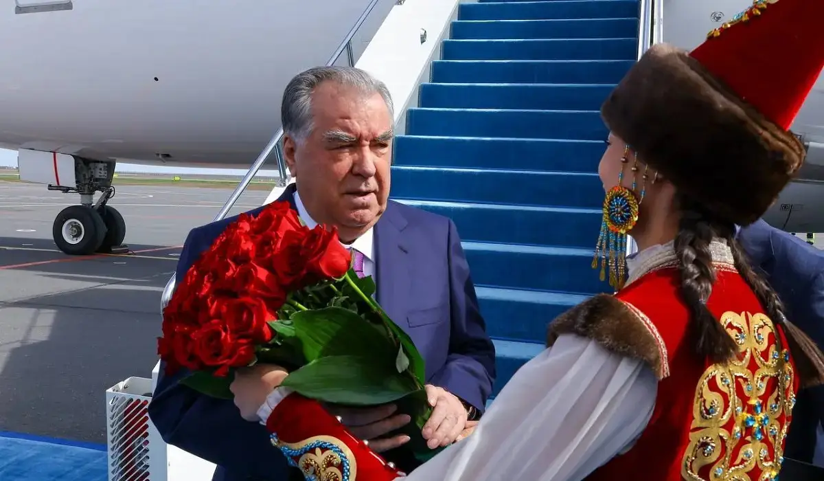 Президент Таджикистана прибыл в Астану