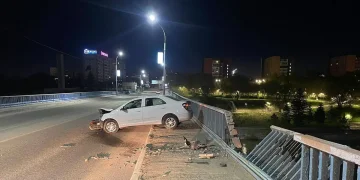 Семейде жеңіл көліктің дөңгелегі жарылып, көпірден құлап кете жаздады