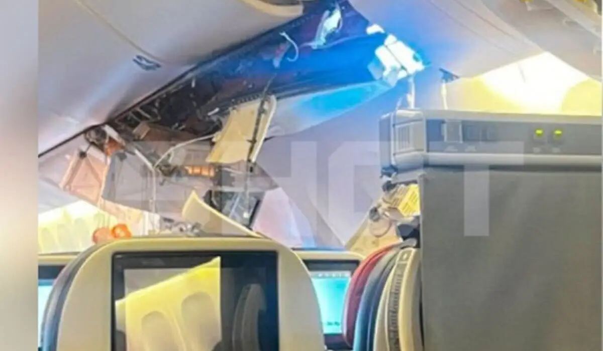 Самолет с 267 пассажирами столкнулся со столбом в аэропорту Антальи