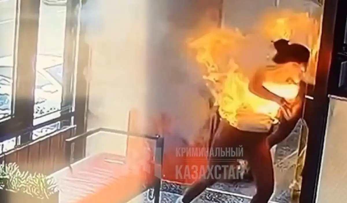 Павлодарда блогердің сөмкесіндегі пауэрбенк жарылып, өзі оңбай күйіп қалды