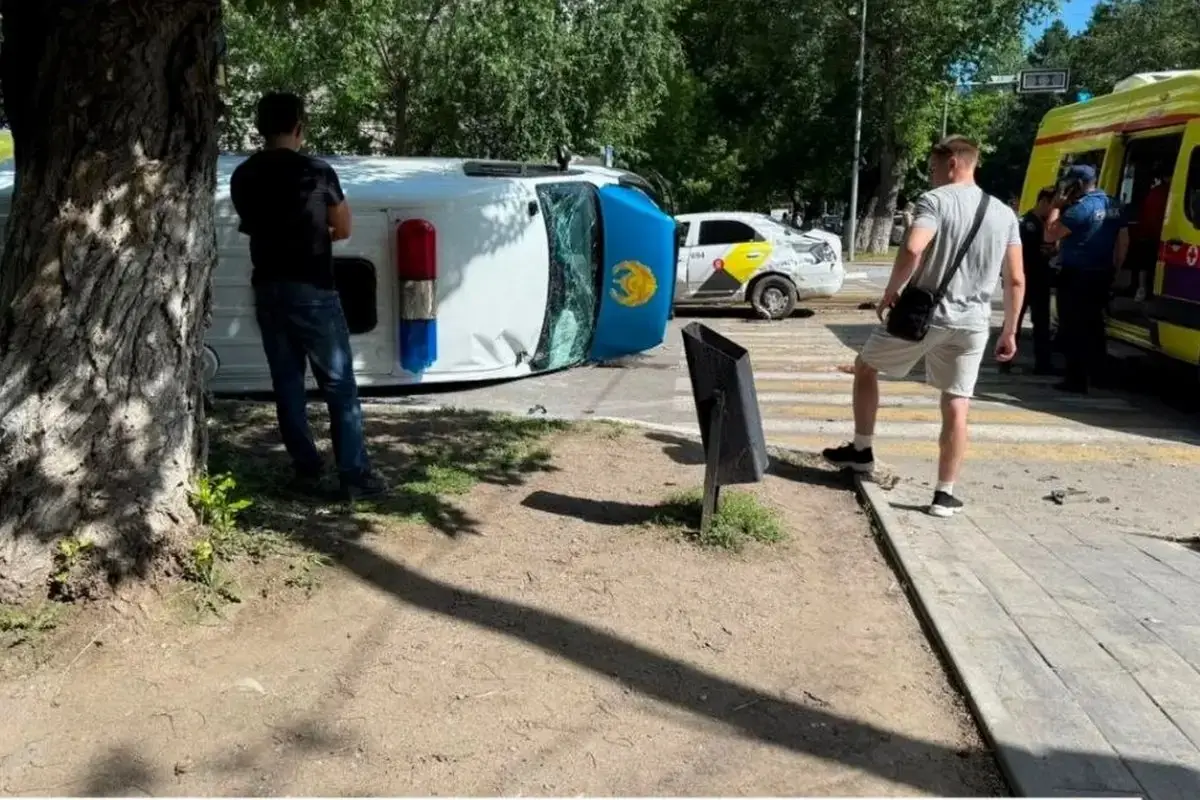 Қостанайда сотқа бара жатқан автозак аударылып қалды