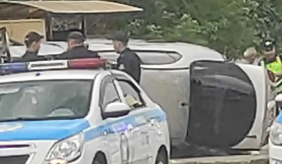 Павлодарда жеңіл көлік жол жиегінде тұрған екі адамды қағып кетті