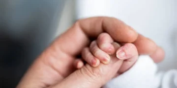 Ақтөбеде көшеден табылған сәби жаңа отбасына берілді