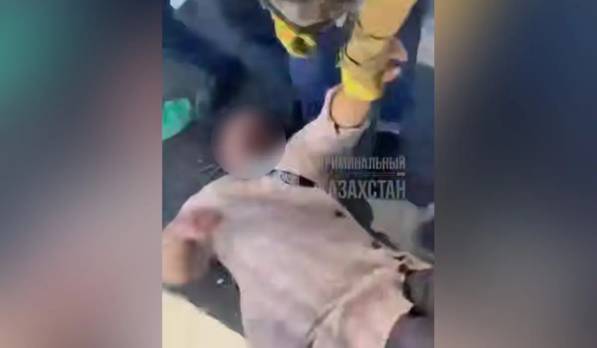 В области Жетісу женщину ударили ногой по лицу на глазах у полицейского