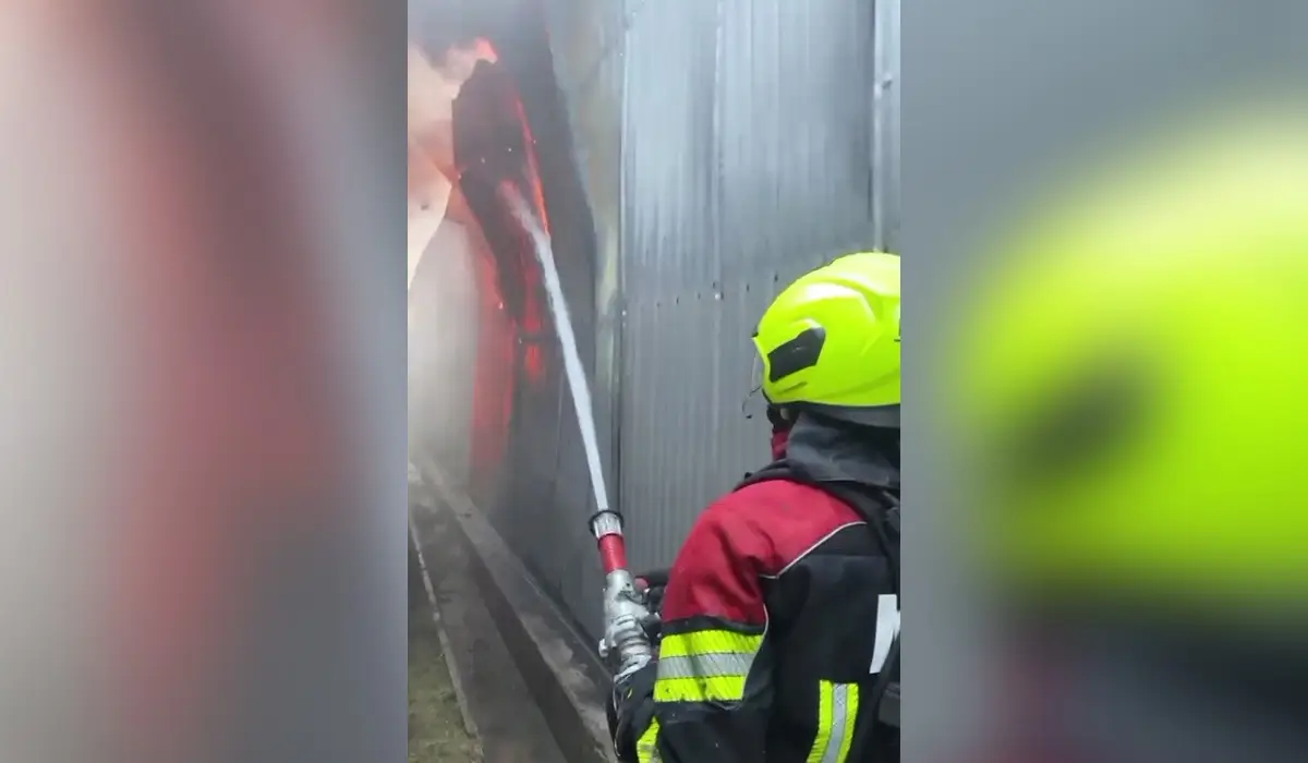 Крупный пожар вспыхнул на складе в Алматы