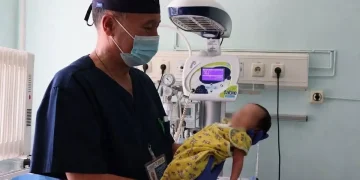 Жаңа туған сәбидің денесіндегі алып ісік алынды: операция Алматыда жасалды