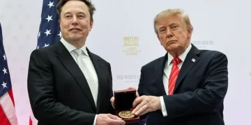 Трамп вручил Илону Маску высшую научную награду США