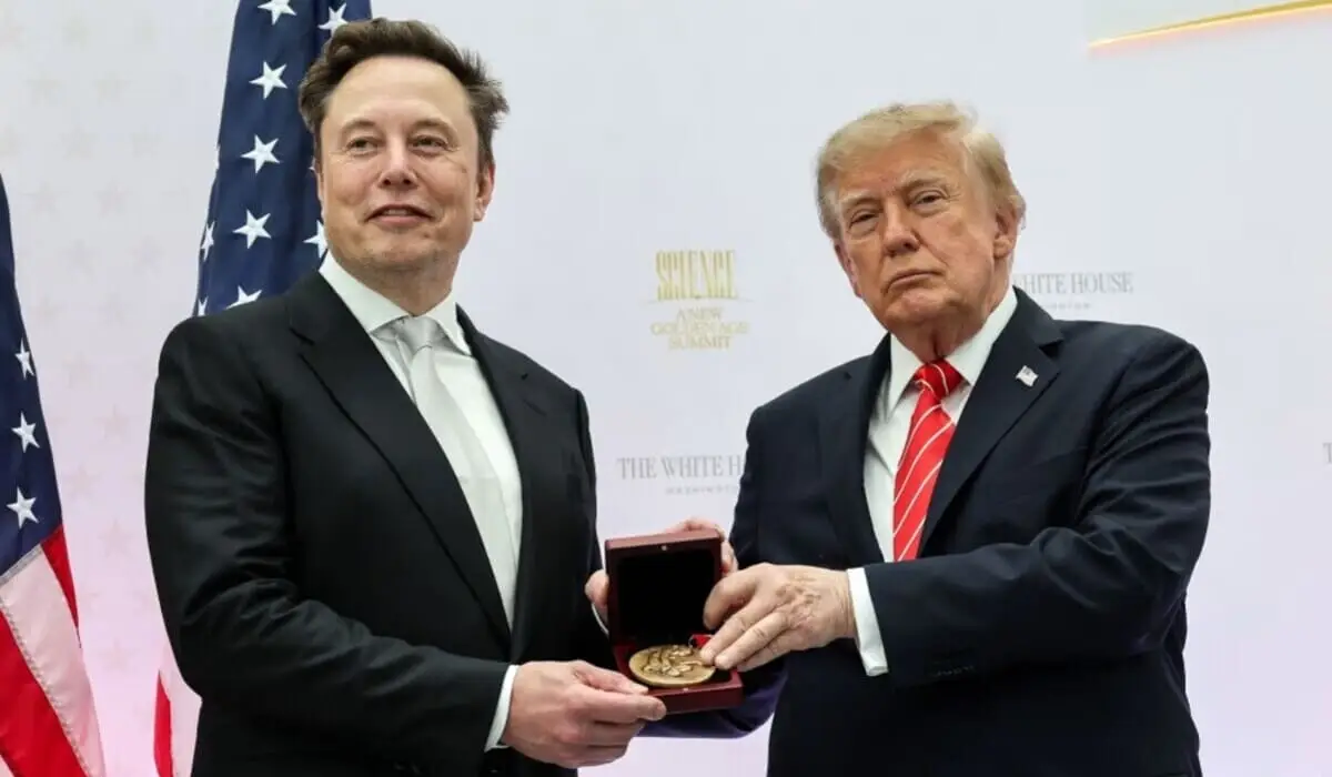 Трамп вручил Илону Маску высшую научную награду США