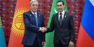 Токаев прибыл в Туркменистан для участия в саммите СНГ