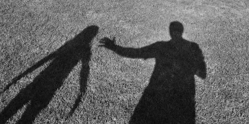 Мужчина в черных очках преследовал школьницу в Астане