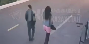 Астанада ер адам көшеде кетіп бара жатқан қыздың бөксесінен ұрып кеткен