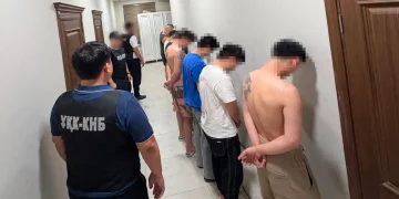 ҰҚК алаяқтық жасады деген күдікке ілінген 13 Қытай азаматын Қазақстаннан шығарды